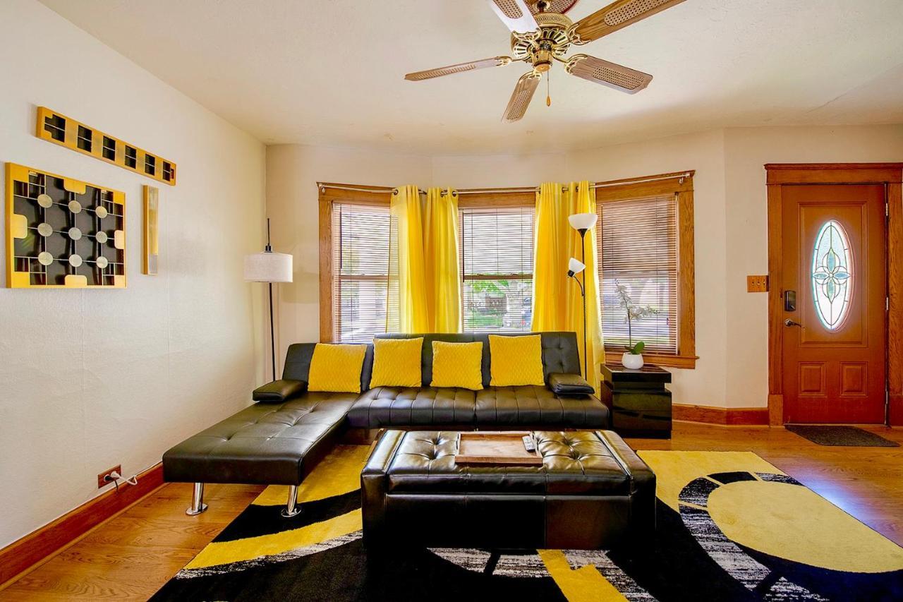The Amber Retreat - Brooklyn Centre Comfort - Charming Space For Families, Couples & Business Travelers Near Downtown - With 300Mb Wifi, Parking & Self Check-In 克里夫兰 外观 照片