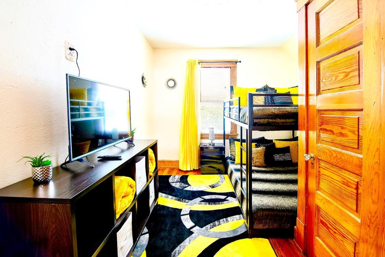 The Amber Retreat - Brooklyn Centre Comfort - Charming Space For Families, Couples & Business Travelers Near Downtown - With 300Mb Wifi, Parking & Self Check-In 克里夫兰 外观 照片